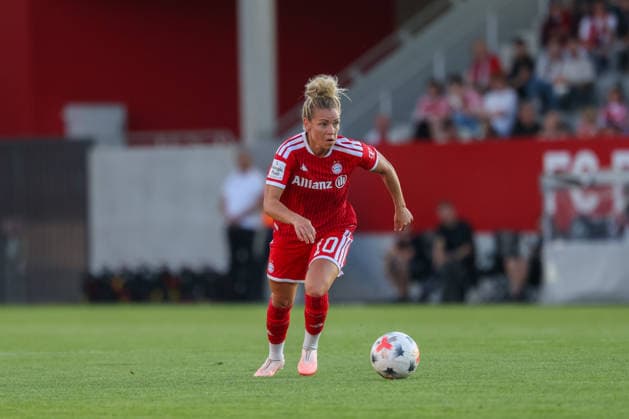 Linda Dallmann (FC Bayern Muenchen, 10) mit Ball, GER, FC Bayern Muenchen vs. 1. FSV Mainz 05, Fussball, Google Pixel Frauen-Bundesliga, 2. Spieltag, Saison 2026 2027, 31.08.2026, DFL DFB REGULATIONS PROHIBIT ANY USE OF PHOTOGRAPHS as IMAGE SEQUENCES and or QUASI-VIDEO, GER, FC Bayern Muenchen vs. 1. FSV Mainz 05, Fussball, Google Pixel Frauen-Bundesliga, 2. Spieltag, Saison 2026 2027, 31.08.2026 Muenchen *** Linda Dallmann, FC Bayern Munich, No. 10 with the ball, GER, FC Bayern Munich vs. 1. FSV Mainz 05, soccer, Google Pixel Women s Bundesliga, Matchday 2, 2026–2027 season, August 31, 2026, DFL and DFB regulations prohibit any use of photographs as image sequences and or quasi-video, GER, FC Bayern Munich vs. 1 FSV Mainz 05, Soccer, Google Pixel Women’s Bundesliga, Matchday 2, 2026–2027 Season, August 31, 2026, Munich Copyright: xEibner-Pressefoto JennixMaulx EP_JML