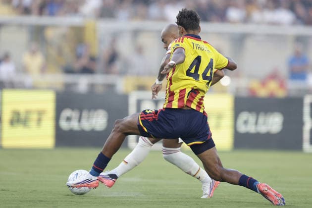 SOCCER - Serie A - US Lecce vs. AS Roma Photo by IPA ABACAPRESS.COM87978977 - Roma s Dutch midfielder Donyell Malen scores against Lecce to make it 0-1 during the Serie A soccer match between Lecce and AS Roma at the Via Del Mare Ettore Giardiniero Stadium in Lecce on August 31, 2026. Lecce Italy  Copyright: xIPAxSport ABACAx