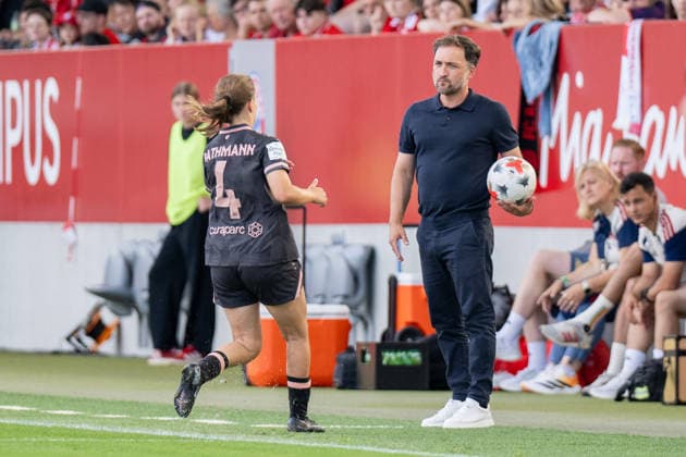 Kara Bathmann 4 (1. FSV Mainz 05) bekommt den Ball von Cheftrainer Jose Barcala (FC Bayern Muenchen), FC Bayern Frauen Muenchen - 1. FSV Mainz 05, Google Pixel Frauenbundesliga, 2. Spieltag, 31.08.26 DFB regulations prohibit any use of photographs as image sequences and or quasi-video. (kolbert-press) Muenchen Bayern Deutschland *** Kara Bathmann 4 1 FSV Mainz 05 receives the ball from head coach Jose Barcala FC Bayern Munich, FC Bayern Women Munich 1 FSV Mainz 05, Google Pixel Women s Bundesliga, Matchday 2, August 31, 2026 DFB regulations prohibit any use of photographs as image sequences and or quasi-video Kolbert Press Munich Bayern Germany Copyright: xkolbert-press UlrichxGamelx