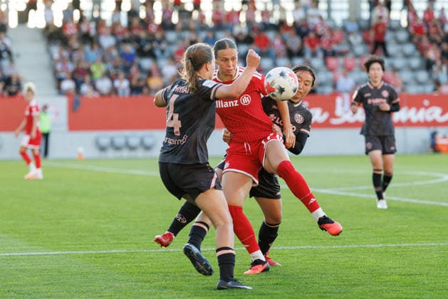 Klara Bühl (17, FC Bayern München), Kara Bathmann (4, 1.FSV Mainz 05) und Yurina Imai (14, 1.FSV Mainz 05) beim Spiel zwischen FC Bayern München v 1.FSV Mainz 05, Fussball, Frauen, Google Pixel Frauen-Bundesliga, 2026 2027, 2.Spieltag am 31.08.2026 in München, FC Bayern Campus. DFL and DFB regulations prohibit any use of photographs as image sequences and or quasi-video. Bayern Deutschland *** Klara Bühl 17, FC Bayern Munich, Kara Bathmann 4, 1 FSV Mainz 05, and Yurina Imai 14, 1 FSV Mainz 05, during the match between FC Bayern Munich and 1 FSV Mainz 05, soccer, women’s, Google Pixel Women’s Bundesliga, 2026–2027, Matchday 2 on August 31, 2026, in Munich, FC Bayern Campus. DFL and DFB regulations prohibit any use of photographs as image sequences and or quasi-video. Bayern, Germany