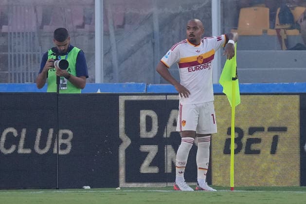 IPA87979083 - Donyell Malen of AS Roma celebrates after scoring a goal during the US Lecce vs. AS Roma Serie A soccer match in Lecce, Italy, on August 31, 2026  Copyright: xEmmanuelexMastrodonato IPAxSportx xx 87979083