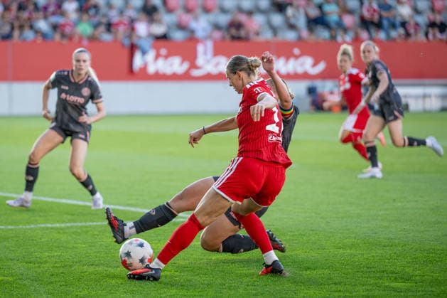 Kampf um den Ball Zweikampf zwischen Johanna Berg (1. FSV Mainz 05, 09) und Klara Buehl (FC Bayern Muenchen Frauen, 17) GER, FC Bayern Muenchen Frauen vs. 1. FSV Mainz 05, Fussball, Google Pixel Frauen-Bundesliga, 2. Spieltag, Saison 2026 2027, 31.08.2026 (DFL DFB REGULATIONS PROHIBIT ANY USE OF PHOTOGRAPHS as IMAGE SEQUENCES and or QUASI-VIDEO). Foto: HMB Media Heike Feiner *** Battle for the Ball: Tackle between Johanna Berg (1 FSV Mainz 05, 09) and Klara Buehl (FC Bayern Munich Women, 17 GER), FC Bayern Munich Women vs. 1. FSV Mainz 05, Soccer, Google Pixel Women’s Bundesliga, Matchday 2, 2026–2027 season, August 31, 2026 DFL DFB regulations prohibit any use of photographs as image sequences and or quasi-video. Photo: HMB Media, Heike Feiner Copyright: HMBxMedia HeikexFeiner