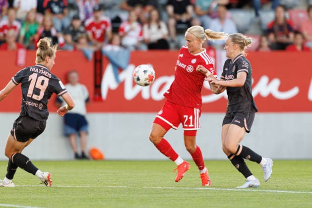 Pernille Harder (21, FC Bayern München) und Paula Flach (18, 1.FSV Mainz 05) beim Spiel zwischen FC Bayern München v 1.FSV Mainz 05, Fussball, Frauen, Google Pixel Frauen-Bundesliga, 2026 2027, 2.Spieltag am 31.08.2026 in München, FC Bayern Campus. DFL and DFB regulations prohibit any use of photographs as image sequences and or quasi-video. Bayern Deutschland *** Pernille Harder, 21, FC Bayern Munich, and Paula Flach, 18, 1. FSV Mainz 05, during the match between FC Bayern Munich and 1. FSV Mainz 05, soccer, women s, Google Pixel Women s Bundesliga, 2026–2027, Matchday 2 on August 31, 2026, in Munich, FC Bayern Campus. DFL and DFB regulations prohibit any use of photographs as image sequences and or quasi-video. Bayern, Germany
