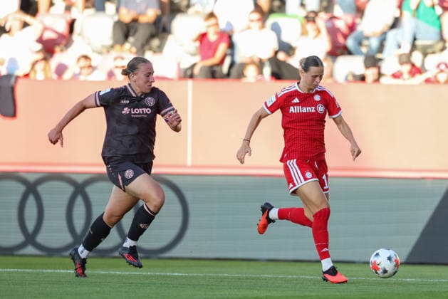 Klara Buehl (FC Bayern Muenchen, 17) mit Johanna Berg (1. FSV Mainz 05, 09), GER, FC Bayern Muenchen vs. 1. FSV Mainz 05, Fussball, Google Pixel Frauen-Bundesliga, 2. Spieltag, Saison 2026 2027, 31.08.2026, DFL DFB REGULATIONS PROHIBIT ANY USE OF PHOTOGRAPHS as IMAGE SEQUENCES and or QUASI-VIDEO, GER, FC Bayern Muenchen vs. 1. FSV Mainz 05, Fussball, Google Pixel Frauen-Bundesliga, 2. Spieltag, Saison 2026 2027, 31.08.2026 Muenchen *** Klara Buehl, FC Bayern Munich, 17, with Johanna Berg, 1 FSV Mainz 05, 09, GER, FC Bayern Munich vs. 1. FSV Mainz 05, soccer, Google Pixel Women’s Bundesliga, Matchday 2, 2026–2027 season, August 31, 2026, DFL and DFB regulations prohibit any use of photographs as image sequences and or quasi-video, GER, FC Bayern Munich vs. 1 FSV Mainz 05, Soccer, Google Pixel Women’s Bundesliga, Matchday 2, 2026–2027 Season, August 31, 2026, Munich Copyright: xEibner-Pressefoto JennixMaulx EP_JML