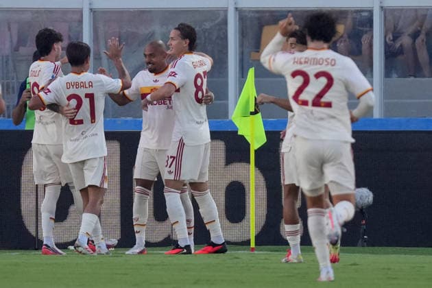 SOCCER - Serie A - US Lecce vs. AS Roma Photo by IPA ABACAPRESS.COM87979066 - Donyell Malen of AS Roma celebrates after scoring a goal with his teammates during the US Lecce vs. AS Roma Serie A soccer match in Lecce, Italy, on August 31, 2026 Lecce Italy  Copyright: xIPAxSport ABACAx