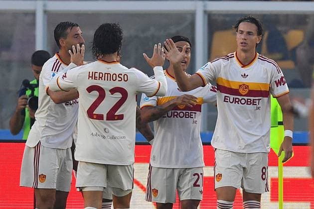AS Roma s Striker Donyell Malen (14 AS Roma) celebrates his first goal with team-mates during the Serie A Enilive matchday 2 match between US Lecce and AS Roma at the Via del Mare Stadium in Lecce, Italy, Monday, August 31, 2026. (Credit Image: Giovanni Evangelista LaPresse)  Copyright: xGiovannixEvangelista LaPressex
