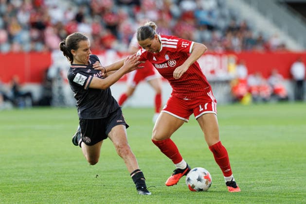 Klara Bühl (17, FC Bayern München) und Kara Bathmann (4, 1.FSV Mainz 05) beim Spiel zwischen FC Bayern München v 1.FSV Mainz 05, Fussball, Frauen, Google Pixel Frauen-Bundesliga, 2026 2027, 2.Spieltag am 31.08.2026 in München, FC Bayern Campus. DFL and DFB regulations prohibit any use of photographs as image sequences and or quasi-video. Bayern Deutschland *** Klara Bühl 17, FC Bayern Munich, and Kara Bathmann 4, 1 FSV Mainz 05, during the match between FC Bayern Munich and 1 FSV Mainz 05, soccer, women s, Google Pixel Women s Bundesliga, 2026–2027, Matchday 2 on August 31, 2026, in Munich, FC Bayern Campus. DFL and DFB regulations prohibit any use of photographs as image sequences and or quasi-video. Bayern, Germany
