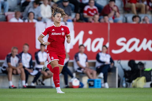 Lena Oberdorf (FC Bayern Muenchen Frauen, 08) bei ihrer Einwechslung und dem Comeback nach ihrem zweiten Kreuzbandriss im letzten Jahr GER, FC Bayern Muenchen Frauen vs. 1. FSV Mainz 05, Fussball, Google Pixel Frauen-Bundesliga, 2. Spieltag, Saison 2026 2027, 31.08.2026 (DFL DFB REGULATIONS PROHIBIT ANY USE OF PHOTOGRAPHS as IMAGE SEQUENCES and or QUASI-VIDEO). Foto: HMB Media Heike Feiner *** Lena Oberdorf, FC Bayern Munich Women, No. 8, upon entering the game and making her comeback after her second ACL tear last year, GER, FC Bayern Munich Women vs. 1. FSV Mainz 05, Soccer, Google Pixel Women s Bundesliga, Matchday 2, 2026–2027 season, August 31, 2026. DFL and DFB regulations prohibit any use of photographs as image sequences and or quasi-video. Photo: HMB Media, Heike Feiner Copyright: HMBxMedia HeikexFeiner