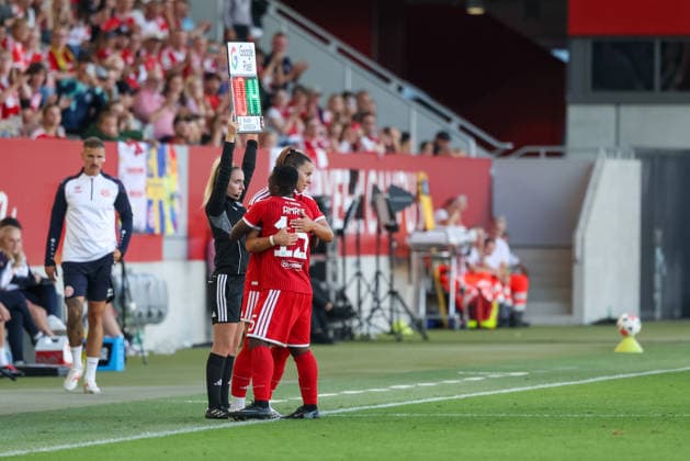 Lena Oberdorf (FC Bayern Muenchen, 08) wird eingewechselt, GER, FC Bayern Muenchen vs. 1. FSV Mainz 05, Fussball, Google Pixel Frauen-Bundesliga, 2. Spieltag, Saison 2026 2027, 31.08.2026, DFL DFB REGULATIONS PROHIBIT ANY USE OF PHOTOGRAPHS as IMAGE SEQUENCES and or QUASI-VIDEO, GER, FC Bayern Muenchen vs. 1. FSV Mainz 05, Fussball, Google Pixel Frauen-Bundesliga, 2. Spieltag, Saison 2026 2027, 31.08.2026 Muenchen *** Lena Oberdorf, FC Bayern Munich, No. 08, comes on as a substitute, GER, FC Bayern Munich vs. 1. FSV Mainz 05, Soccer, Google Pixel Women s Bundesliga, Matchday 2, 2026–2027 Season, August 31, 2026, DFL and DFB regulations prohibit any use of photographs as image sequences and or quasi-video, GER, FC Bayern Munich vs. 1. FSV Mainz 05, Soccer, Google Pixel Women’s Bundesliga, Matchday 2, 2026–2027 Season, August 31, 2026, Munich Copyright: xEibner-Pressefoto JennixMaulx EP_JML