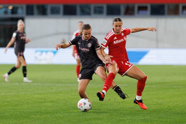 Klara Bühl (17, FC Bayern München) und Kara Bathmann (4, 1.FSV Mainz 05) beim Spiel zwischen FC Bayern München v 1.FSV Mainz 05, Fussball, Frauen, Google Pixel Frauen-Bundesliga, 2026 2027, 2.Spieltag am 31.08.2026 in München, FC Bayern Campus. DFL and DFB regulations prohibit any use of photographs as image sequences and or quasi-video. Bayern Deutschland *** Klara Bühl (17), FC Bayern Munich, and Kara Bathmann (4), 1. FSV Mainz 05, during the match between FC Bayern Munich and 1. FSV Mainz 05, soccer, women’s, Google Pixel Women’s Bundesliga, 2026–2027, Matchday 2 on August 31, 2026, in Munich, FC Bayern Campus. DFL and DFB regulations prohibit any use of photographs as image sequences and or quasi-video. Bayern, Germany