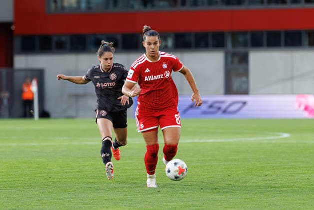 Lena Oberdorf (8, FC Bayern München) und Vital Kats (30, 1.FSV Mainz 05) beim Spiel zwischen FC Bayern München v 1.FSV Mainz 05, Fussball, Frauen, Google Pixel Frauen-Bundesliga, 2026 2027, 2.Spieltag am 31.08.2026 in München, FC Bayern Campus. DFL and DFB regulations prohibit any use of photographs as image sequences and or quasi-video. Bayern Deutschland *** Lena Oberdorf, 8, FC Bayern Munich, and Vital Kats, 30, 1 FSV Mainz 05, during the match between FC Bayern Munich and 1 FSV Mainz 05, soccer, women s, Google Pixel Women s Bundesliga, 2026–2027, Matchday 2 on August 31, 2026, in Munich, FC Bayern Campus. DFL and DFB regulations prohibit any use of photographs as image sequences and or quasi-video. Bayern, Germany