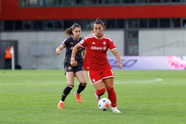 Lena Oberdorf (8, FC Bayern München) und Vital Kats (30, 1.FSV Mainz 05) beim Spiel zwischen FC Bayern München v 1.FSV Mainz 05, Fussball, Frauen, Google Pixel Frauen-Bundesliga, 2026 2027, 2.Spieltag am 31.08.2026 in München, FC Bayern Campus. DFL and DFB regulations prohibit any use of photographs as image sequences and or quasi-video. Bayern Deutschland *** Lena Oberdorf 8, FC Bayern Munich, and Vital Kats 30, 1 FSV Mainz 05, during the match between FC Bayern Munich and 1 FSV Mainz 05, soccer, women s, Google Pixel Women s Bundesliga, 2026–2027, Matchday 2 on August 31, 2026, in Munich, FC Bayern Campus. DFL and DFB regulations prohibit any use of photographs as image sequences and or quasi-video. Bayern, Germany