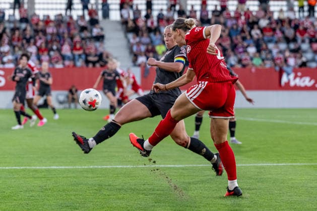 Johanna Berg (1. FSV Mainz 05, 09) kann eine Flanke von Klara Buehl (FC Bayern Muenchen Frauen, 17) hier nicht verhindern GER, FC Bayern Muenchen Frauen vs. 1. FSV Mainz 05, Fussball, Google Pixel Frauen-Bundesliga, 2. Spieltag, Saison 2026 2027, 31.08.2026 (DFL DFB REGULATIONS PROHIBIT ANY USE OF PHOTOGRAPHS as IMAGE SEQUENCES and or QUASI-VIDEO). Foto: HMB Media Heike Feiner *** Johanna Berg (1 FSV Mainz 05, 09) is unable to stop a cross from Klara Buehl (FC Bayern Munich Women, 17) here GER, FC Bayern Munich Women vs. 1 FSV Mainz 05, Soccer, Google Pixel Women s Bundesliga, Matchday 2, 2026–2027 season, August 31, 2026. DFL and DFB regulations prohibit any use of photographs as image sequences and or quasi-video. Photo: HMB Media, Heike Feiner Copyright: HMBxMedia HeikexFeiner