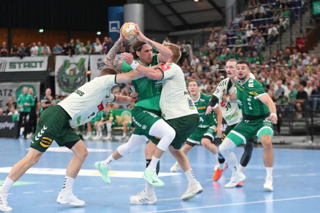 Handball, HBL2: SC DHfK Leipzig - GWD Minden; 31.08.2026 Dean Bombac (44, SC DHfK Leipzig) wird von zwei Mindenern gestoppt. Handball, 2. Bundesliga, Saison 2026 2027, 1. Spieltag: SC DHfK Leipzig vs. GWD Minden am 31.08.2026 in der Quarterback Immobilien Arena Leipzig. Copyright: xBEAUTIFULxSPORTS JanxKaeferx