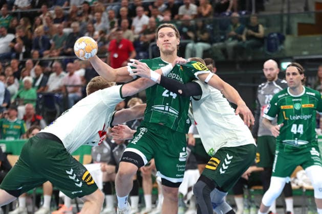 Handball, HBL2: SC DHfK Leipzig - GWD Minden; 31.08.2026 Blaer Hinriksson (24, SC DHfK Leipzig) in der Zange. Handball, 2. Bundesliga, Saison 2026 2027, 1. Spieltag: SC DHfK Leipzig vs. GWD Minden am 31.08.2026 in der Quarterback Immobilien Arena Leipzig. Copyright: xBEAUTIFULxSPORTS JanxKaeferx