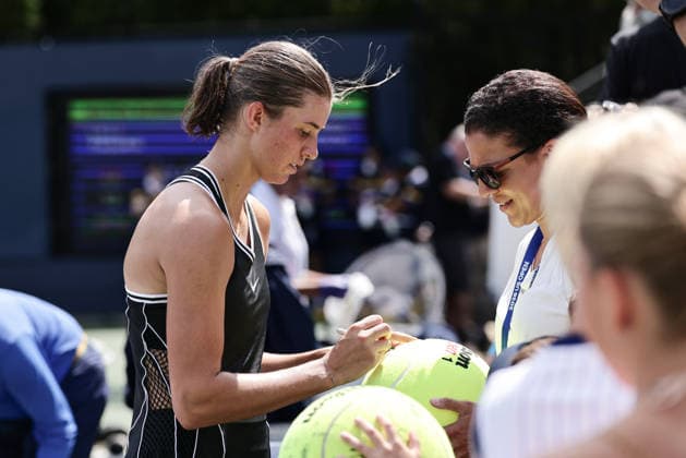 Lilli Tagger (AUT) schreibt Autogramme fuer die Fans nach ihrem Sieg, US Open Championships, Billie Jean King National Tennis Center, Flushing Meadows, New York, USA . Copyright: xJuergenxHasenkopfx
