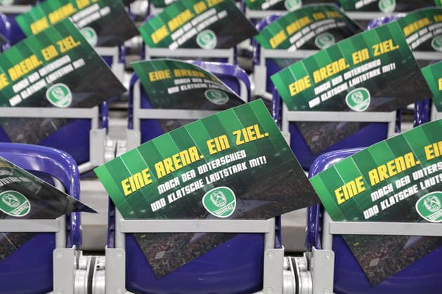 Handball, HBL2: SC DHfK Leipzig - GWD Minden; 31.08.2026 Klatschpappen mit dem Wiederaufstiegs-Slogan liegen für die Fans Zuschauer bereit: EINE ARENA. EIN ZIEL. Symbolbild, Feature, Zusammenhalt. Handball, 2. Bundesliga, Saison 2026 2027, 1. Spieltag: SC DHfK Leipzig vs. GWD Minden am 31.08.2026 in der Quarterback Immobilien Arena Leipzig. Copyright: xBEAUTIFULxSPORTS JanxKaeferx
