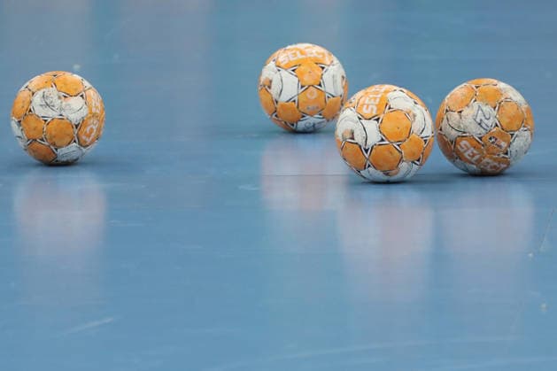 Handball, HBL2: SC DHfK Leipzig - GWD Minden; 31.08.2026 Mehrere gelb-weiße Handbälle liegen auf dem blauen Spielfeld bereit. Symbolbild, Feature. Handball, 2. Bundesliga, Saison 2026 2027, 1. Spieltag: SC DHfK Leipzig vs. GWD Minden am 31.08.2026 in der Quarterback Immobilien Arena Leipzig. Copyright: xBEAUTIFULxSPORTS JanxKaeferx