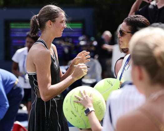 Lilli Tagger (AUT) schreibt Autogramme fuer die Fans nach ihrem Sieg, US Open Championships, Billie Jean King National Tennis Center, Flushing Meadows, New York, USA . Copyright: xJuergenxHasenkopfx