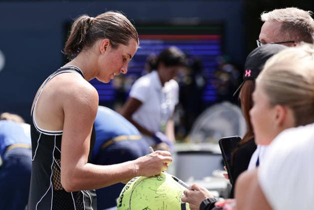 Lilli Tagger (AUT) schreibt Autogramme fuer die Fans nach ihrem Sieg, US Open Championships, Billie Jean King National Tennis Center, Flushing Meadows, New York, USA . Copyright: xJuergenxHasenkopfx