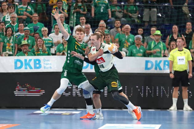 Handball, HBL2: SC DHfK Leipzig - GWD Minden; 31.08.2026 Antonio Metzner (20, GWD Minden) mit Ball gegen Tim Hertzfeld (72, SC DHfK Leipzig). Handball, 2. Bundesliga, Saison 2026 2027, 1. Spieltag: SC DHfK Leipzig vs. GWD Minden am 31.08.2026 in der Quarterback Immobilien Arena Leipzig. Copyright: xBEAUTIFULxSPORTS JanxKaeferx