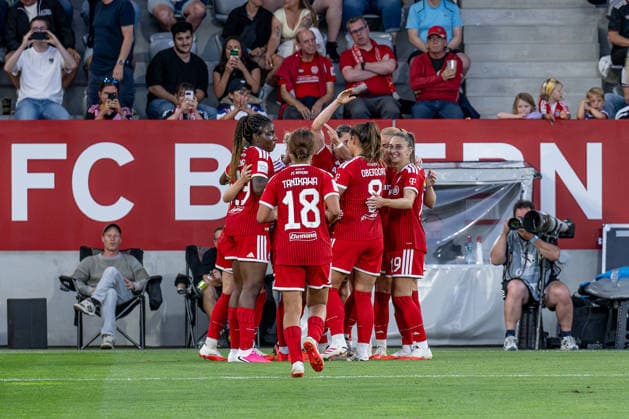 Die Muenchnerinnen bejubeln mit Vanessa Gilles (FC Bayern Muenchen Frauen, 02) deren Tor zum 2:0 - Endstand GER, FC Bayern Muenchen Frauen vs. 1. FSV Mainz 05, Fussball, Google Pixel Frauen-Bundesliga, 2. Spieltag, Saison 2026 2027, 31.08.2026 (DFL DFB REGULATIONS PROHIBIT ANY USE OF PHOTOGRAPHS as IMAGE SEQUENCES and or QUASI-VIDEO). Foto: HMB Media Heike Feiner *** The Munich women celebrate with Vanessa Gilles of FC Bayern Munich Women, 02, after her goal that sealed the 2–0 final score GER, FC Bayern Munich Women vs. 1 FSV Mainz 05, Soccer, Google Pixel Women s Bundesliga, Matchday 2, 2026–2027 season, August 31, 2026. DFL and DFB regulations prohibit any use of photographs as image sequences and or quasi-video. Photo: HMB Media, Heike Feiner Copyright: HMBxMedia HeikexFeiner