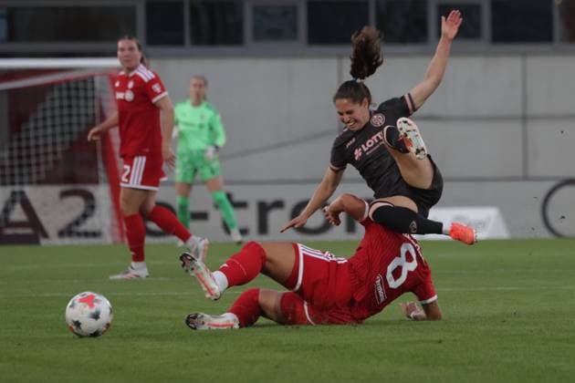 Mainz 30 VITAL stolpert ueber Bayerns 8 Lena OBERDORF. Frauenfussball: Muenchen - Mainz. Frauen - Fußball - Bundesliga, FC Bayern München - 1. FSV Mainz 05, 1.Spieltag, Saison 2026-2027, am 31.08.2026 in Muenchen, F C B A Y E R N C A M P U S, Deutschland. Quelle Copyright Credit : Oryk HAIST *** Mainz 30 VITAL Stumbles Against Bayern s 8 Lena OBERDORF Women s Soccer Munich Mainz Women s Soccer Bundesliga, FC Bayern Munich 1 FSV Mainz 05, Matchday 1, 2026–2027 season, on August 31, 2026, in Munich, FC Bayern Campus, Germany Source: Copyright Credit Oryk HAIST xFRAUENFUSSBALL-BAYERN-MAINZx