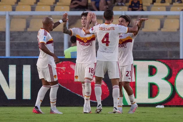 SOCCER - Serie A - US Lecce vs. AS Roma Photo by IPA ABACAPRESS.COM87979452 - Matias Soule of AS Roma celebrates with his teammates after scoring a goal during the US Lecce vs. AS Roma Italian Serie A soccer match in Lecce, Italy, on August 31, 2026 Lecce Italy  Copyright: xIPAxSport ABACAx