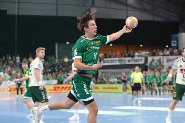Handball, HBL2: SC DHfK Leipzig - GWD Minden; 31.08.2026 Staffan Peter (18, SC DHfK Leipzig) erzielt hier das erste Saison-Tor seines Teams in der 2. Liga. Handball, 2. Bundesliga, Saison 2026 2027, 1. Spieltag: SC DHfK Leipzig vs. GWD Minden am 31.08.2026 in der Quarterback Immobilien Arena Leipzig. Copyright: xBEAUTIFULxSPORTS JanxKaeferx