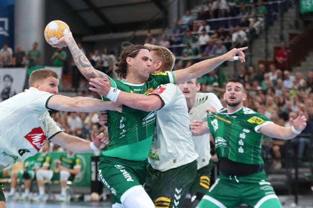 Handball, HBL2: SC DHfK Leipzig - GWD Minden; 31.08.2026 Dean Bombac (44, SC DHfK Leipzig) muss sich durchkämpfen. Handball, 2. Bundesliga, Saison 2026 2027, 1. Spieltag: SC DHfK Leipzig vs. GWD Minden am 31.08.2026 in der Quarterback Immobilien Arena Leipzig. Copyright: xBEAUTIFULxSPORTS JanxKaeferx