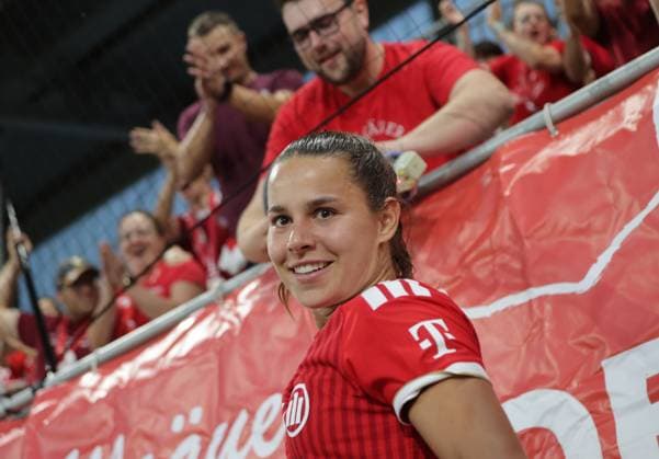 Von den Fans gefeiert . . . Rueckkehrerin Bayerns 8 Lena OBERDORF nach Spielende. Frauenfussball: Muenchen - Mainz. Frauen - Fußball - Bundesliga, FC Bayern München - 1. FSV Mainz 05, 1.Spieltag, Saison 2026-2027, am 31.08.2026 in Muenchen, F C B A Y E R N C A M P U S, Deutschland. Quelle Copyright Credit : Oryk HAIST *** Bayern s No. 8, Lena Oberdorf, celebrated by fans upon her return after the women s soccer match between Munich and Mainz in the Women s Bundesliga: FC Bayern Munich 1, FSV Mainz 05, Matchday 1, 2026–2027 season, on August 31, 2026, in Munich, FC Bayern Campus, Germany. Source: Copyright Credit Oryk HAIST xFRAUENFUSSBALL-BAYERN-MAINZx