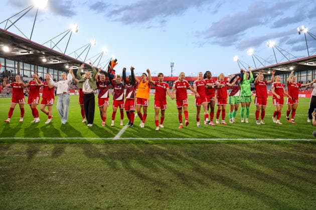 Die Spielerinnen des FC Bayern Muenchen feiern den SIeg mit den Fans, Emotionen, Freude, GER, FC Bayern Muenchen vs. 1. FSV Mainz 05, Fussball, Google Pixel Frauen-Bundesliga, 2. Spieltag, Saison 2026 2027, 31.08.2026, DFL DFB REGULATIONS PROHIBIT ANY USE OF PHOTOGRAPHS as IMAGE SEQUENCES and or QUASI-VIDEO, GER, FC Bayern Muenchen vs. 1. FSV Mainz 05, Fussball, Google Pixel Frauen-Bundesliga, 2. Spieltag, Saison 2026 2027, 31.08.2026 Muenchen *** The FC Bayern Munich women s team celebrates their victory with the fans—emotions, joy, GER, FC Bayern Munich vs. 1. FSV Mainz 05, soccer, Google Pixel Women s Bundesliga, Matchday 2, 2026–2027 season, August 31, 2026, DFL and DFB regulations prohibit any use of photographs as image sequences and or quasi-video, GER, FC Bayern Munich vs. 1. FSV Mainz 05, soccer, Google Pixel Women’s Bundesliga, Matchday 2, 2026–2027 season, August 31, 2026, Munich Copyright: xEibner-Pressefoto JennixMaulx EP_JML