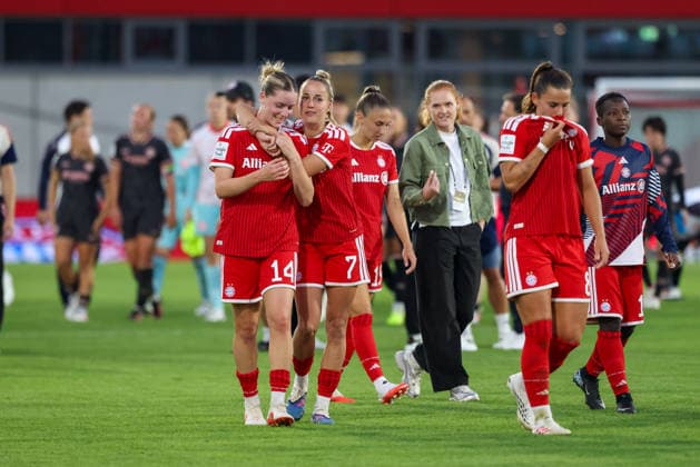 Giulia Gwinn (FC Bayern Muenchen, 07) mit Alara Sehitler (FC Bayern Muenchen, 14) nach dem Sieg, mit Lena Oberdorf (FC Bayern Muenchen, 08) und Bernadette Amani (FC Bayern Muenchen, 15), mit Stine Ballisager (FC Bayern Muenchen, 03), Emotionen, Freude, GER, FC Bayern Muenchen vs. 1. FSV Mainz 05, Fussball, Google Pixel Frauen-Bundesliga, 2. Spieltag, Saison 2026 2027, 31.08.2026, DFL DFB REGULATIONS PROHIBIT ANY USE OF PHOTOGRAPHS as IMAGE SEQUENCES and or QUASI-VIDEO, GER, FC Bayern Muenchen vs. 1. FSV Mainz 05, Fussball, Google Pixel Frauen-Bundesliga, 2. Spieltag, Saison 2026 2027, 31.08.2026 Muenchen *** Giulia Gwinn (FC Bayern Munich, No. 7) with Alara Sehitler (FC Bayern Munich, No. 14) after the victory, with Lena Oberdorf (FC Bayern Munich, No. 08) and Bernadette Amani (FC Bayern Munich, No. 15), with Stine Ballisager (FC Bayern Munich, 03, emotions, joy, GER, FC Bayern Munich vs. 1. FSV Mainz 05, soccer, Google Pixel Women’s Bundesliga, Matchday 2, 2026–2027 season, August 31, 2026, DFL and DFB regulations prohibit any use of photographs as image sequences and or quasi-video, GER, FC Bayern Munich vs. 1. FSV Mainz 05, soccer, Google Pixel Women’s Bundesliga, Matchday 2, 2026–2027 season, August 31, 2026, Munich Copyright: xEibner-Pressefoto JennixMaulx EP_JML