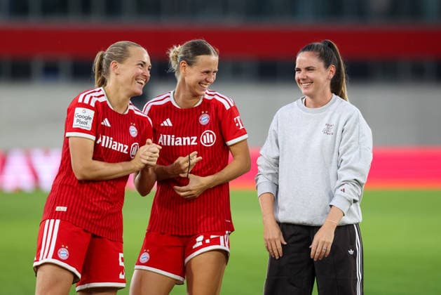 Magdalena Eriksson (FC Bayern Muenchen, 05) mit Klara Buehl (FC Bayern Muenchen, 17) und Sarah Zadrazil (FC Bayern Muenchen, 25) nach dem Sieg, lachen, Emotionen, Freude, GER, FC Bayern Muenchen vs. 1. FSV Mainz 05, Fussball, Google Pixel Frauen-Bundesliga, 2. Spieltag, Saison 2026 2027, 31.08.2026, DFL DFB REGULATIONS PROHIBIT ANY USE OF PHOTOGRAPHS as IMAGE SEQUENCES and or QUASI-VIDEO, GER, FC Bayern Muenchen vs. 1. FSV Mainz 05, Fussball, Google Pixel Frauen-Bundesliga, 2. Spieltag, Saison 2026 2027, 31.08.2026 Muenchen *** Magdalena Eriksson (FC Bayern Munich, No. 05) with Klara Buehl (FC Bayern Munich, No. 17) and Sarah Zadrazil (FC Bayern Munich, No. 25) after the victory—laughing, emotions, joy, GER, FC Bayern Munich vs. 1. FSV Mainz 05, soccer, Google Pixel Women’s Bundesliga, Matchday 2, 2026–2027 season, August 31, 2026, DFL and DFB regulations prohibit any use of photographs as image sequences and or quasi-video, GER, FC Bayern Munich vs. 1. FSV Mainz 05, soccer, Google Pixel Women’s Bundesliga, Matchday 2, 2026–2027 season, August 31, 2026, Munich Copyright: xEibner-Pressefoto JennixMaulx EP_JML