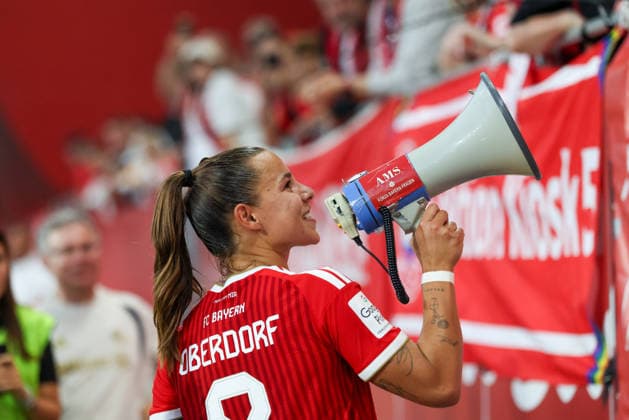 Lena Oberdorf (FC Bayern Muenchen, 08) mit Megaphone bei den Fans, Emotionen, Freude, GER, FC Bayern Muenchen vs. 1. FSV Mainz 05, Fussball, Google Pixel Frauen-Bundesliga, 2. Spieltag, Saison 2026 2027, 31.08.2026, DFL DFB REGULATIONS PROHIBIT ANY USE OF PHOTOGRAPHS as IMAGE SEQUENCES and or QUASI-VIDEO, GER, FC Bayern Muenchen vs. 1. FSV Mainz 05, Fussball, Google Pixel Frauen-Bundesliga, 2. Spieltag, Saison 2026 2027, 31.08.2026 Muenchen *** Lena Oberdorf, FC Bayern Munich, No. 08 with a megaphone among the fans, emotions, joy, GER, FC Bayern Munich vs. 1. FSV Mainz 05, soccer, Google Pixel Women s Bundesliga, Matchday 2, 2026–2027 season, August 31, 2026, DFL and DFB regulations prohibit any use of photographs as image sequences and or quasi-video, GER, FC Bayern Munich vs. 1. FSV Mainz 05, soccer, Google Pixel Women’s Bundesliga, Matchday 2, 2026–2027 season, August 31, 2026, Munich Copyright: xEibner-Pressefoto JennixMaulx EP_JML