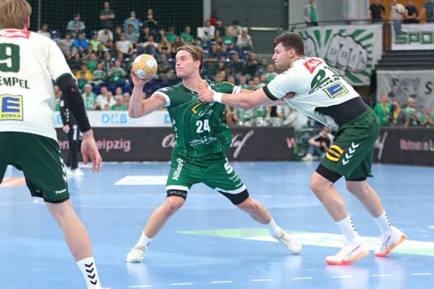 Handball, HBL2: SC DHfK Leipzig - GWD Minden; 31.08.2026 Blaer Hinriksson (24, SC DHfK Leipzig) wird von Mika Sajenev (21, GWD Minden) am Kragen gepackt. Handball, 2. Bundesliga, Saison 2026 2027, 1. Spieltag: SC DHfK Leipzig vs. GWD Minden am 31.08.2026 in der Quarterback Immobilien Arena Leipzig. Copyright: xBEAUTIFULxSPORTS JanxKaeferx
