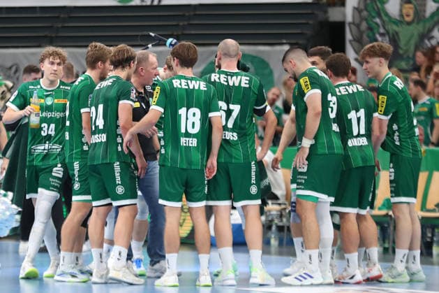 Handball, HBL2: SC DHfK Leipzig - GWD Minden; 31.08.2026 Cheftrainer Frank Carstens (SC DHfK Leipzig) und sein Team bei einer Auszeit. Handball, 2. Bundesliga, Saison 2026 2027, 1. Spieltag: SC DHfK Leipzig vs. GWD Minden am 31.08.2026 in der Quarterback Immobilien Arena Leipzig. Copyright: xBEAUTIFULxSPORTS JanxKaeferx
