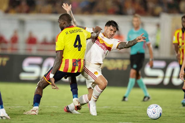 Serie a football match Lecce vs AS Roma Roma™s Argentinian forward Santiago Castro challenges for the ball with Lecce s Angolan defender Kialonda Gaspar during the Serie A football match between Lecce and AS Roma at the Via Del Mare Ettore Giardiniero Stadium in Lecce on August 31, 2026. _BPH7373 Copyright: xAntonioxBalascox