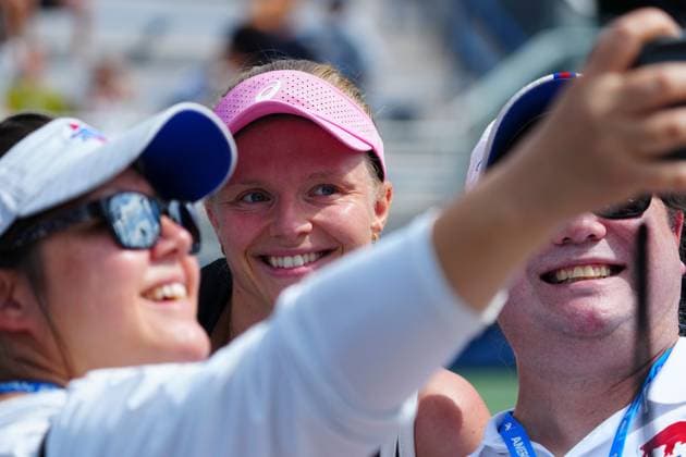 Harriet Dart poses for a selfie with fans after her first round win 2026 US Open, Day Two, USTA Billie Jean King National Tennis Center, New York, USA - 31 Aug 2026New York USTA Billie Jean King National T New York (NY) United States of America EDITORIAL USE ONLY No use with unauthorised audio, video, data, fixture lists, club league logos or live services. Online in-match use limited to 120 images, no video emulation. No use in betting, games or single club league player publications. Copyright: xJavierxGarcia Shutterstockx 17124548ah