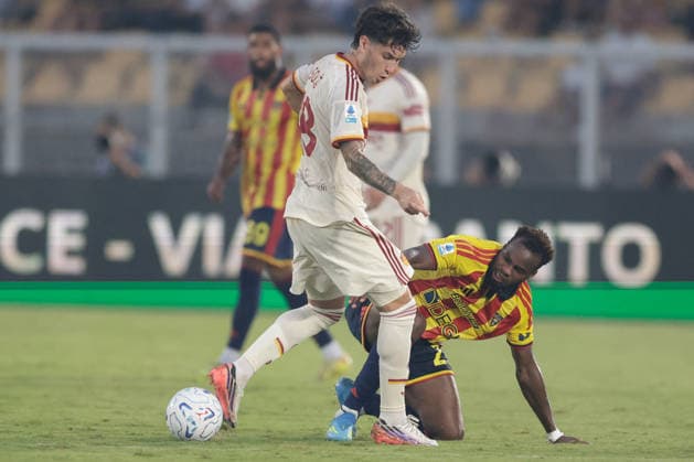 SOCCER - Serie A - US Lecce vs. AS Roma Photo by IPA ABACAPRESS.COM87980480 - Roma s Argentine forward Matias Soule battles for the ball with Lecce s Malian midfielder Lassana Coulibaly during the Serie A soccer match between Lecce and AS Roma at the Via Del Mare Ettore Giardiniero Stadium in Lecce on August 31, 2026. Lecce Italy  Copyright: xIPAxSport ABACAx