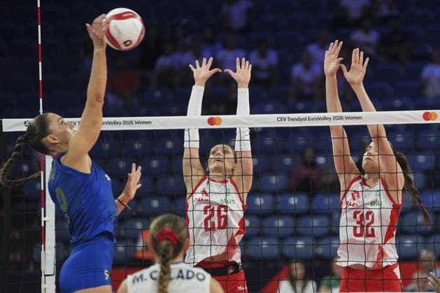 Poland v Portugal - CEV EuroVolley 2026 ISTANBUL, TURKIYE - AUGUST 31: Katarzyna Wenerska (26) of Poland in action against Alice Clemente (L) of Portugal during the 2026 CEV Women s European Volleyball Championship Round of 16 match between Poland and Portugal at Sinan Erdem Sports Hall in Istanbul, Turkiye, on August 31, 2026. Beyza Comert Anadolu Istanbul Turkey. Editorial use only. Please get in touch for any other usage.  Copyright: x2026xAnadoluxBeyzaxComertx