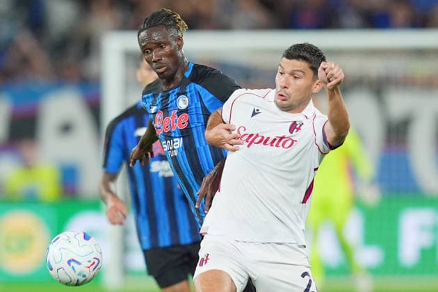 Atalanta s Odilon Kossounou fights for the ball with Bologna s NicolÃ² Cambiaghi during the Serie A soccer match between Atalanta and Bologna the New Balance Arena in Bergamo, north Italy - Monday , August 31 , 2026. - Soccer  Copyright: xSpada LaPressex