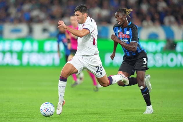 Atalanta s Odilon Kossounou fights for the ball with Bologna s NicolÃ² Cambiaghi during the Serie A soccer match between Atalanta and Bologna the New Balance Arena in Bergamo, north Italy - Monday , August 31 , 2026. - Soccer  Copyright: xSpada LaPressex