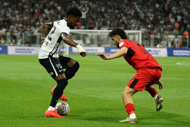 August 31, 2026, Besiktas, Istanbul, Turkey: Amir Murillo (L) of Besiktas in action against Emircan Gurluk (R) of Corum during the Turkish Super League 2026 27 match between Besiktas vs Corum at Besiktas Park in Istanbul, Turkey, on August 31, 2026. Besiktas Turkey - ZUMAu194 20260831_zip_u194_006 Copyright: xTolgaxUluturkx
