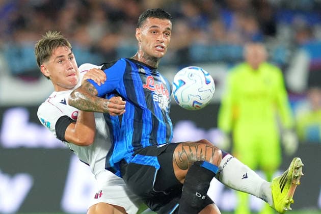 Atalanta s Gianluca Scamacca fights for the ball with Bologna s Eivind Helland during the Serie A soccer match between Atalanta and Bologna the New Balance Arena in Bergamo, north Italy - Monday , August 31 , 2026. - Soccer  Copyright: xSpada LaPressex