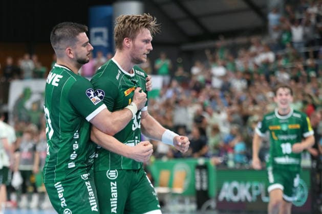 Handball, HBL2: SC DHfK Leipzig - GWD Minden; 31.08.2026 Luka Rogan (33, SC DHfK Leipzig) umarmt den Siegtorschützen Franz Semper (32, SC DHfK Leipzig rechts). Handball, 2. Bundesliga, Saison 2026 2027, 1. Spieltag: SC DHfK Leipzig vs. GWD Minden am 31.08.2026 in der Quarterback Immobilien Arena Leipzig. Copyright: xBEAUTIFULxSPORTS JanxKaeferx