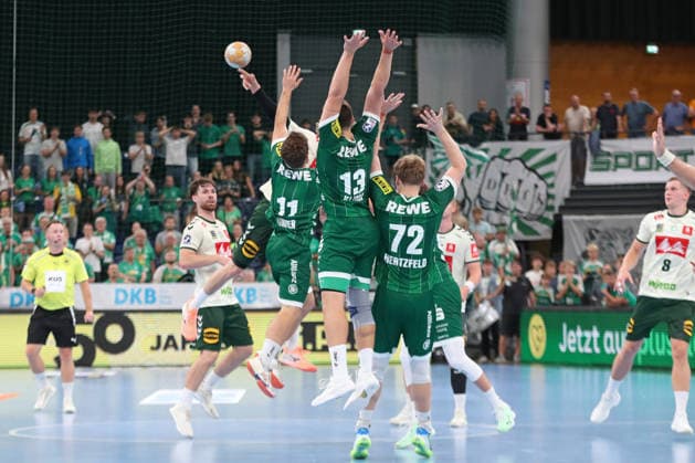 Handball, HBL2: SC DHfK Leipzig - GWD Minden; 31.08.2026 Lukas Binder (11, SC DHfK Leipzig), Matej Klima (13, SC DHfK Leipzig) und Tim Hertzfeld (72, SC DHfK Leipzig) werfen sich dem letzten Wurf des Spiels entgegen und sichern damit den knappen Sieg. Handball, 2. Bundesliga, Saison 2026 2027, 1. Spieltag: SC DHfK Leipzig vs. GWD Minden am 31.08.2026 in der Quarterback Immobilien Arena Leipzig. Copyright: xBEAUTIFULxSPORTS JanxKaeferx