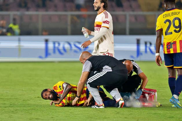SOCCER - Serie A - US Lecce vs. AS Roma Photo by IPA ABACAPRESS.COM87980940 - Willem Geubbels of US Lecce was injured during the US Lecce vs. AS Roma Serie A soccer match in Lecce, Italy, on August 31, 2026 Lecce Italy  Copyright: xIPAxSport ABACAx