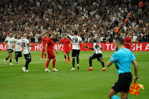 August 31, 2026, Besiktas, Istanbul, Turkey: Dusan Vlahovic (C) of Besiktas celebrates with his teammates after scoring his team s second goal during the Turkish Super League 2026 27 match between Besiktas vs Corum at Besiktas Park in Istanbul, Turkey, on August 31, 2026. Besiktas Turkey - ZUMAu194 20260831_zip_u194_011 Copyright: xTolgaxUluturkx