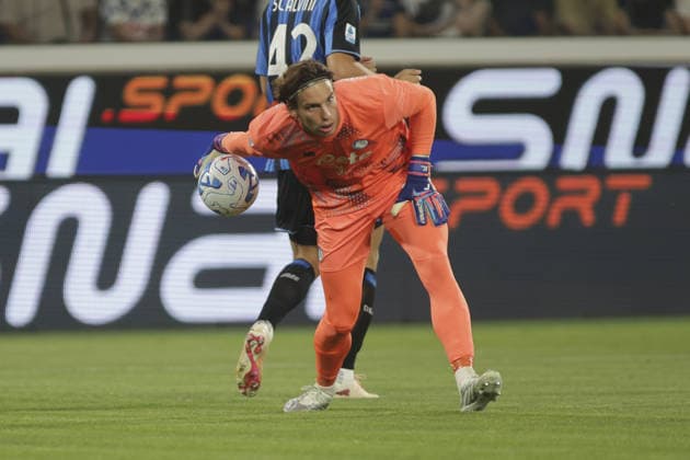 IPA87981320 - Marco Carnesecchi of Atalanta BC plays the ball during the Atalanta BC vs. Bologna BFC match in the 2nd round of the 2026-27 Enilive Serie A at the New Balance Arena in Bergamo (BG), Italy, on August 31, 2026.  Copyright: xDavidexCasentini IPAxSportx xx 87981320